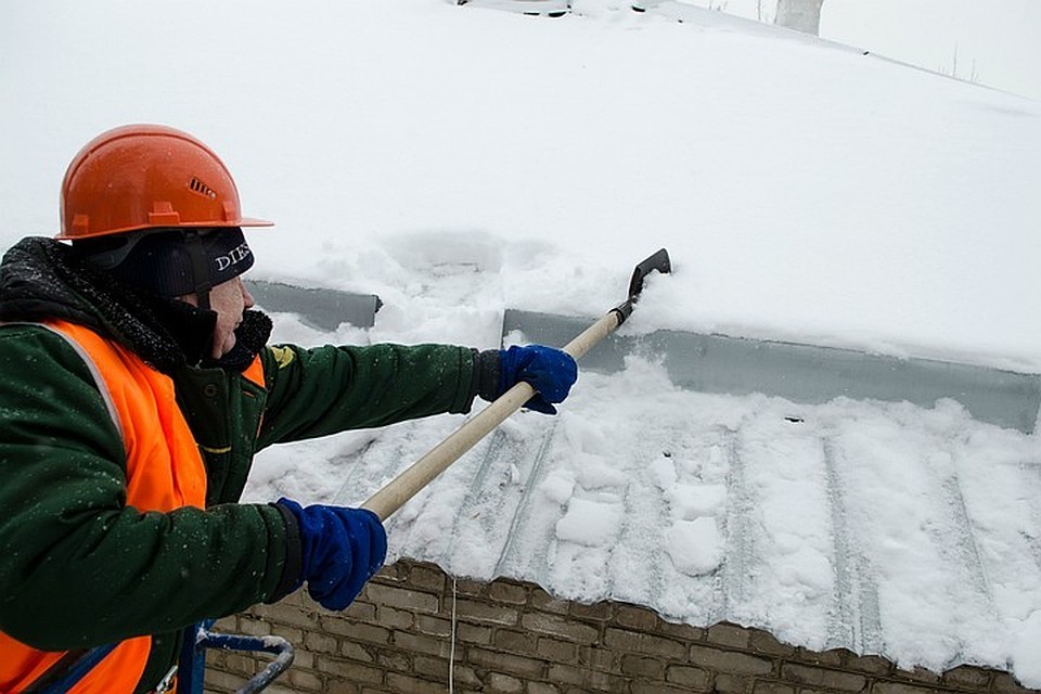 Неконтролируемый сброс снега с крыш может привести к беде.
